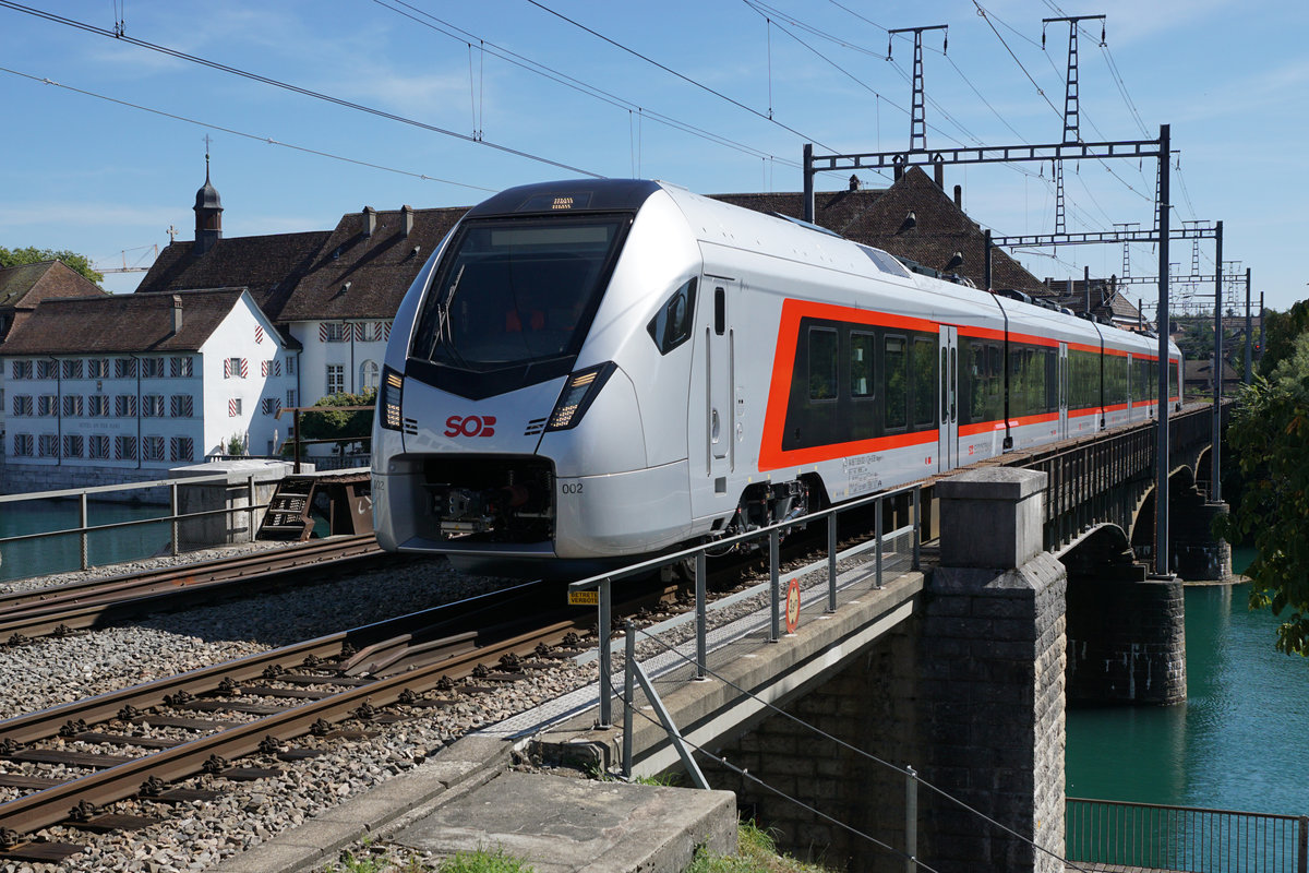 JAHRESRÜCKBLICK 2018
von Walter Ruetsch
Serie Nr. 4
SOB RABe 526 002 auf Testfahrt beim Passieren der Aarebrücke Solothurn am 11. September 2018.
