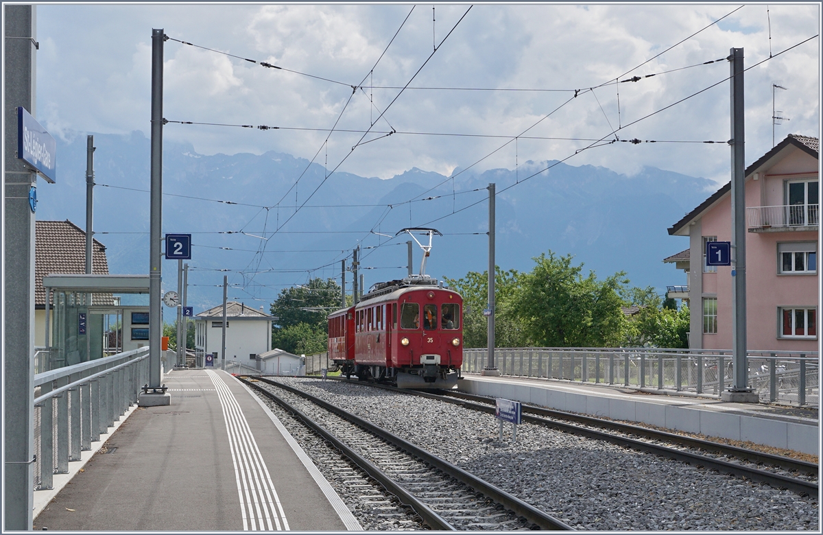 Jeweils am letzten Sonntag im Monat während der Betriebssaison (ausgenommen bei Sonderveranstaltungen) verkehren zwei  Riviera Belle Epoque  Zugspaare der Blonay -Chamby Bahn von Chaulin nach Vevey und zurück. Im neu gestalteten, modernen Bahnhof von St-Légier Gare wirkt der kleine Zug irgendwie fehl am Platz. Der ABe 4/4 ist mir dem gut dazu passenden CEV 21 auf der Rückfahrt von Vevey nach Chaulin. 

28. Juni 2020