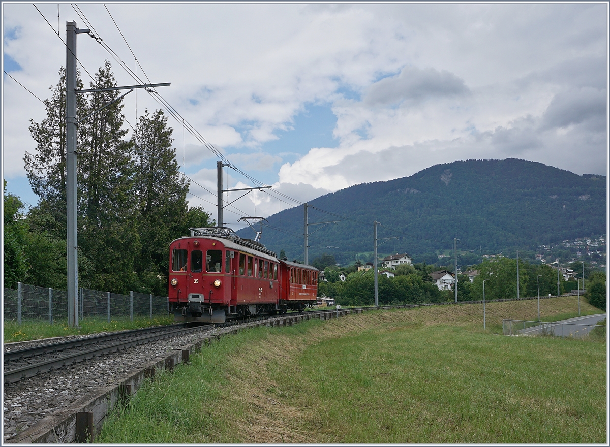 Jeweils am letzten Sonntag im Monat während der Betriebssaison (ausgenommen bei Sonderveranstaltungen) verkehren zwei  Riviera Belle Epoque  Zugspaare der Blonay -Chamby Bahn von Chaulin nach Vevey und zurück, die sogar auf den gedruckten Abfahrt Fahrplänen in Vevey zu finden sind, freilich ohne den Hinweis, dass normale Fahrkarten nicht gültig sind. Das Bild zeigt den RhB ABe 4/4 35 mit dem CEV C21 auf der Fahrt nach Vevey auf der CEV Strecke kurz vor Château d'Hauteville. Im Hintergrund der Les Pléiades.

28. Juni 2020