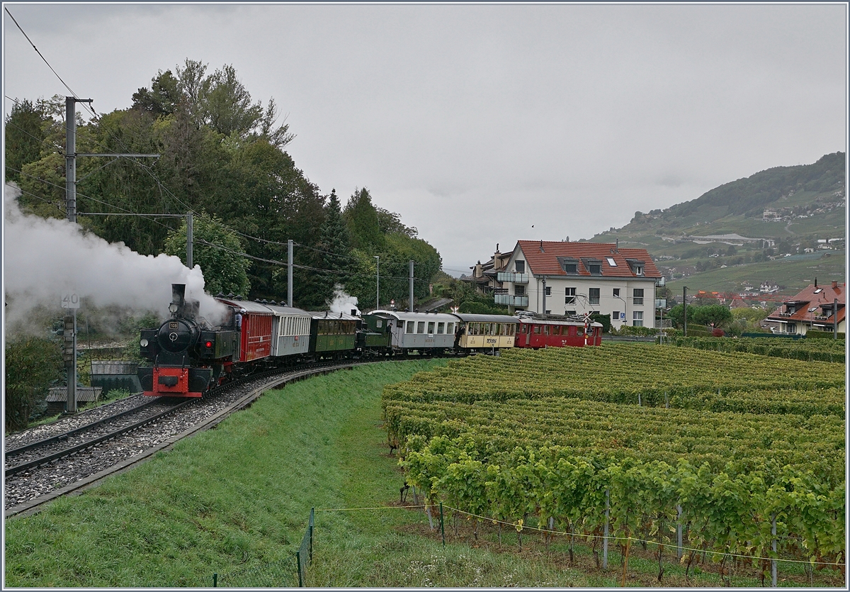 Jeweils am letzten Sonntag im Monat verkehrt der Blonay-Chamby Riviera Belle Epoque Zug, nach Vevey und dies mit mit zwei Zugspaaren am Morgen mit Dampf und am Nachmittag elektrisch. Im Bild einer der wohl längsten Belle Epoque Züge auf der Fahrt von (Chaulin) bzw. Blonay nach Vevey hier kurz nach Clies mit dem RhB ABe 4/4 I 35 an der Spitze, den zwei BB und MCM Personenwagen, mitten drin die G 3/3 N° 5 (ex LEB), gefolgt von SEG, MOB und CEV Wagen und den Schluss bildet die G 2x 272 105.

27. September 2020