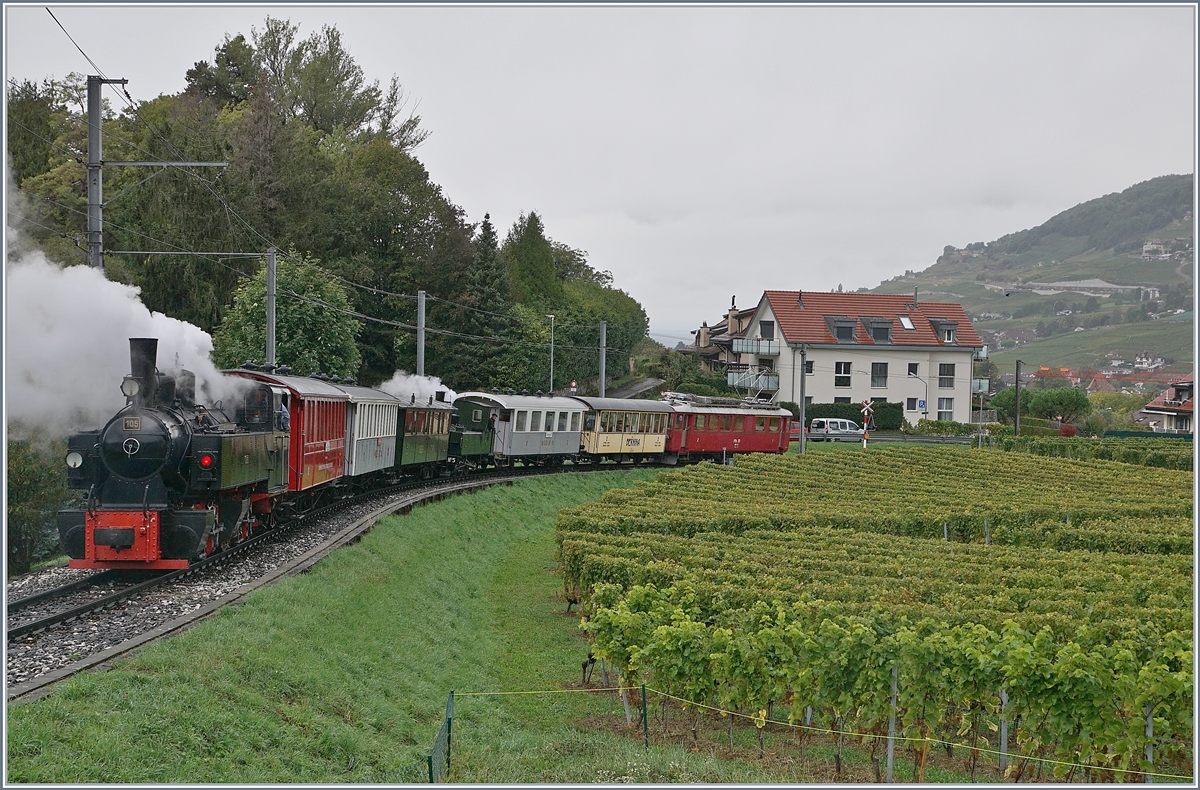 Jeweils am letzten Sonntag im Monat verkehrt der Blonay-Chamby Riviera Belle Epoque Zug, nach Vevey und dies mit mit zwei Zugspaaren am Morgen mit Dampf und am Nachmittag elektrisch.
Im Bild einer der wohl längsten Belle Epoque Züge auf der Fahrt von (Chaulin) bzw. Blonay nach Vevey hier kurz nach Clies mit dem RhB ABe 4/4 I 35 an der Spitze, den zwei BB und MCM  Personenwagen, mitten drin die G 3/3 N° 5 (ex LEB), gefolgt von SEG, MOB und CEV Wagen und den Schluss bildet die G 2x 272 105. 

27. September 2020