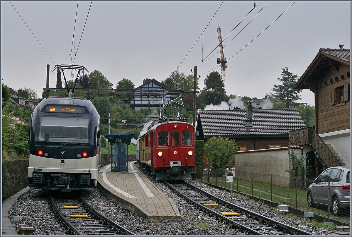 Jeweils am letzten Sonntag im Monat verkehrt der Blonay-Chamby Riviera Belle Epoque Zug, nach Vevey und dies mit mit zwei Zugspaaren. Am Morgen eigentlich mit Dampf; doch als ich dann in Clies den RhB ABe 4/4 35 sah, dachte ich, dass Infolge des schlechten Wetters es heute keine Dampffahrt nach Vevey gäbe, doch wie der Rauch im Hintergrund zeigt, wurde ich bald eines besseren belehrt...

27. September 2020