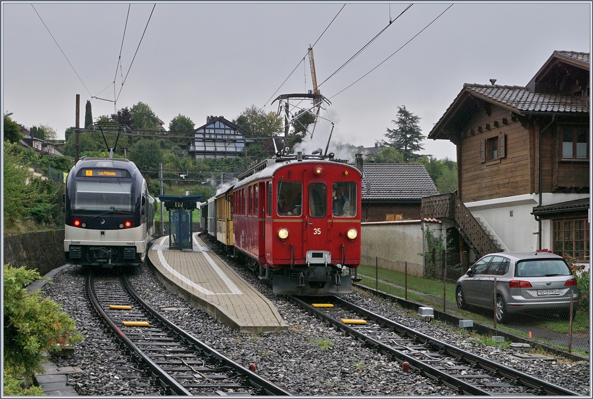 Jeweils am letzten Sonntag im Monat während der Betriebssaison verkehrt der Riviera Belle Epoque Zug der Blonay-Chamby Bahn. Er kommt von Chaulin als Leermaterialzug nach Blonay, fährt dann als Belle Epoque Zug mit Dampf nach Vevey und von dort Reisende nach Chaulin eine direkte Fahrt anzubieten. Am Nachmittag gibt es eine Rückreise, wobei dann elektrisch gefahren wird. 
Am letzten September Sonntag wollte ich den Riviera Belle Epoque fotografieren, und wartet in Clies auf den den, Zug, der dann zu meiner Überraschung elektrisch daher kam. 
Der Rätsel Lösung: Neben dem  Belle-Epoque Zug wurde auch gleich das Material für einen Extrazug nach Chaulin mitgeführt.
Das Bild zeigt den in Clies durchfahrenden Belle-Epoque Zug und den CEV MVR Regionalzug nach Blonay. 

27. Sept. 2020