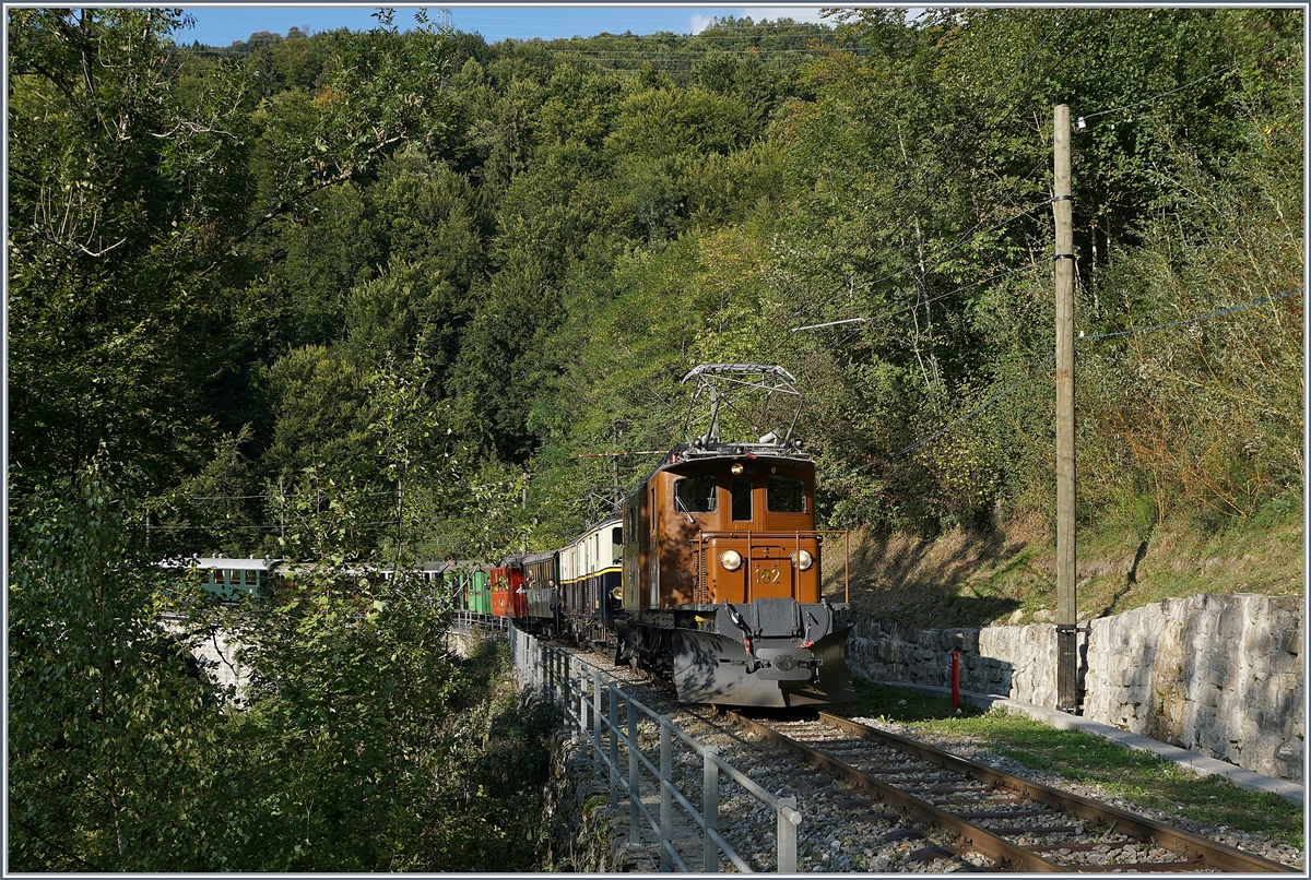 Jubil�um: 50 Jahre Blonay - Chamby Museumsbahn und f�r mich einer der sch�nsten Momente, der Besuch des RhB Bernina Krokodils Ge 4/4 182. Im Bild wurde der Zug nach dem aus Gewichtsgr�nden getrennten �berqueren der Baye de Clarens Viadukts wieder zusammen gestellt und f�hrt nun weiter nach Chaulin.

15. Sept. 2018