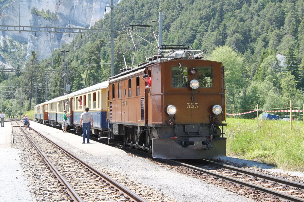 Jubiläum,100 Jahre Chur-Disentis.Ge 4/6 353(SLM/MFO 1914)mit Pullmann Wagen bei einem Zwischenhalt in Versam/Safien am 16.06.12

