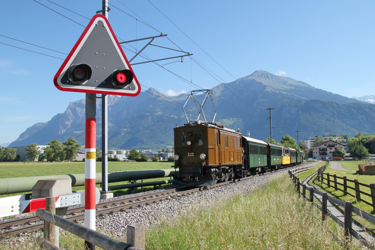 Jubil�um,125 Jahre RhB.Museumslok Ge 2/4 Nr.222(SLM/BBC 1912/13)mit einem Extrazug nach Ilanz bei Igis.25.05.14