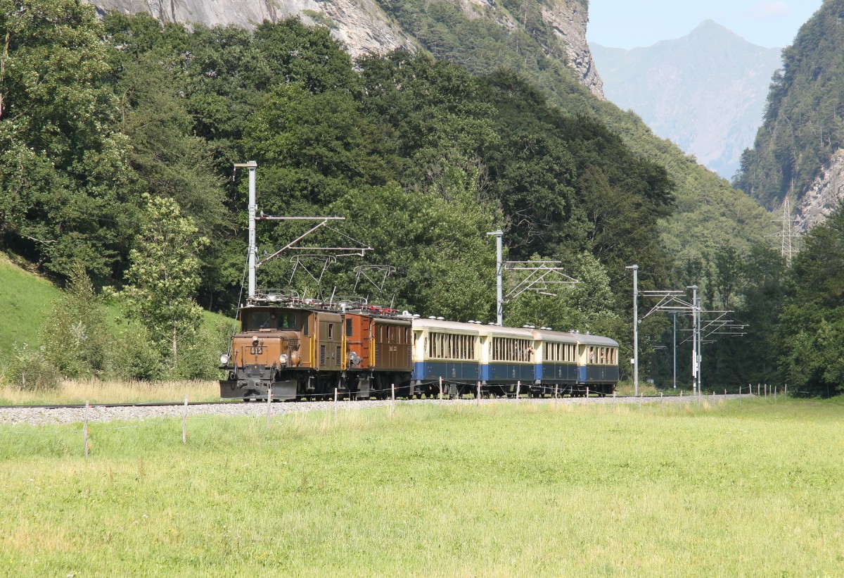 Jubil�um,125 Jahre RhB.Museumslok Ge6/6 I Nr.415(Krokodil)und Ge4/6 Nr.353 mit einem Pullmanzug nach Landquart,zwischen Gr�sch und Malans.17.07.14