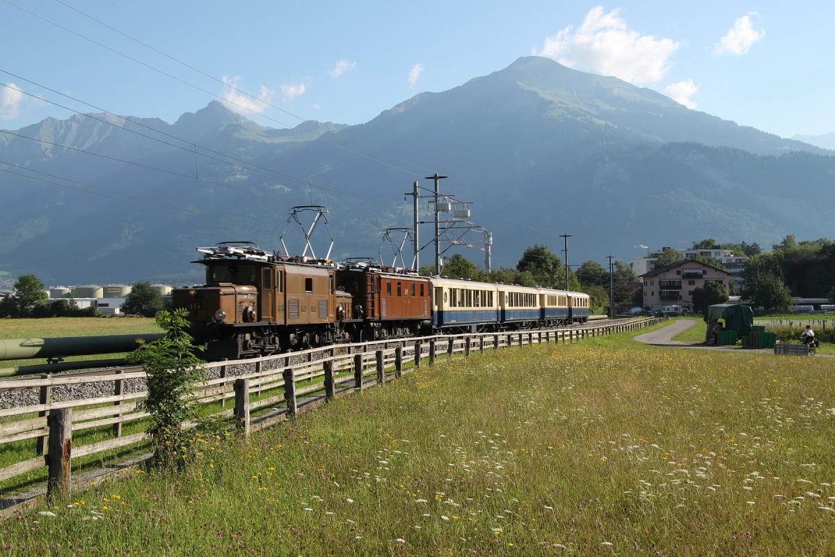 Jubil�um,125 Jahre RhB.Museumslok Ge6/6 I Nr.415(Krokodil)und Ge4/6 Nr.353 mit einem Pullmanzug bei Igis.17.07.14