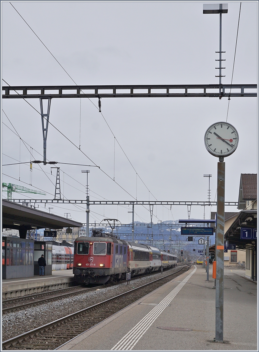 Kein Lokwechsel, aber Stromabnehmerwechsel: die SBB Re 421 371-6 erreicht mit ihrem EC 196 von München nach Zürich den Grenzbahnhof St. Margarethen, deutlich erkennbar der hintere angelegte Stromabnehmer mit der breiten ÖBB/DB Wippe.

14. März 2019