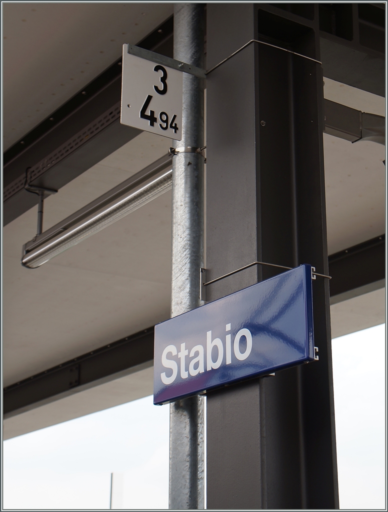 Kilometer 3.494 Stabio, Endstation. Für die Weiterfahrt nach Varese dauert es noch ein paar Jahre. Nachtrag vom 17.1.18: Seit dem 7. Jan. 2018 verkehren die Züge Mendrisio - Varese planmässig im Halbstundentakt. 
22. Juni 2015 