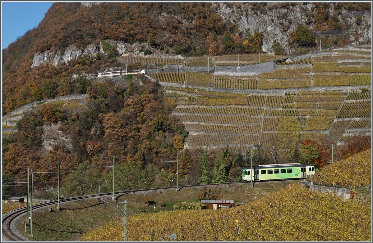 Knapp hat das kaum mögliche diesmal doch noch geklappt: Während im Vordergrund der TPC ASD BDe 4/4 402 als Regionalzug 435 von Plambuit nach Aigle fährt, zeigt sich im Hintergrund gerade noch der TPC AL BDeh 4/4 302 mit Bt 321 als Regionalzug 340 beim Verlassen der Haltestelle Fontanney, ebenfalls mit dem Ziel Aigle.

5. November 2021
