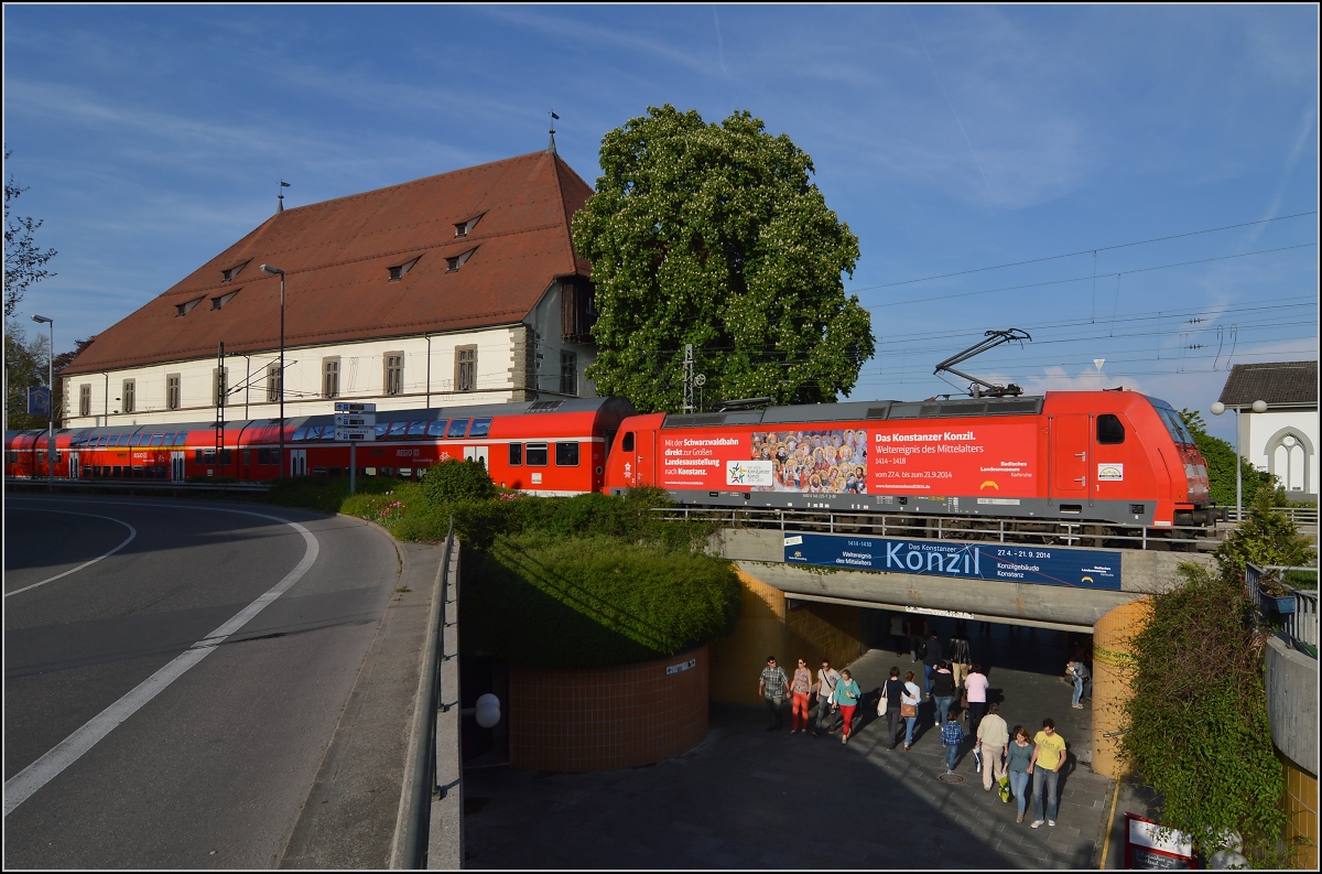 Konzilsgebäude und die neue Konzilslok 146 235-7. Nach der Besichtigung der Ausstellung für die geladenen Gäste geht es wieder zurück Richtung Karlsruhe mit dem Sonderzug. So macht die frisch beklebte Lok ein gutes Bild vor dem Namensgeber. Konstanz, 26.4.2014.