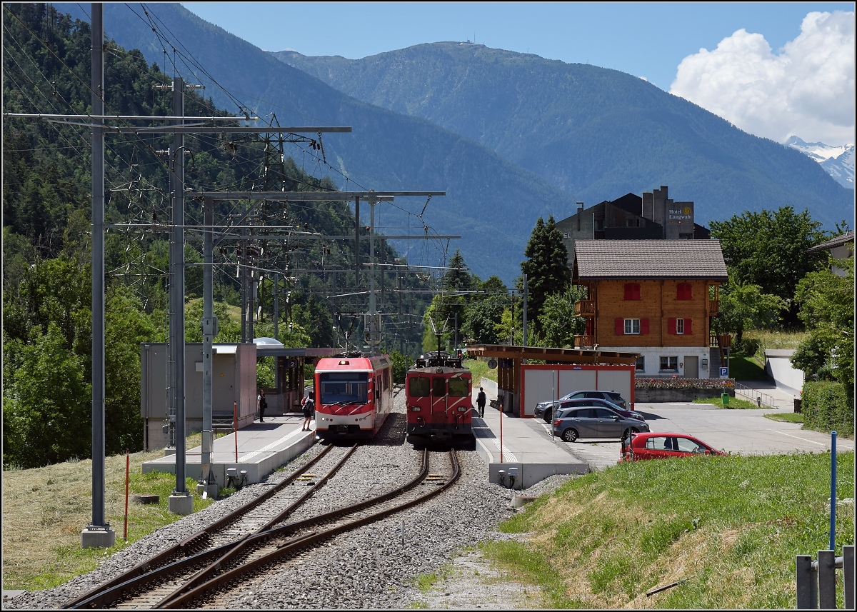 Kreuzung in Mörel. Ein unerkannt gebliebener BDSeh 4/4 und Deh II 92 Realp. Juni 2018.