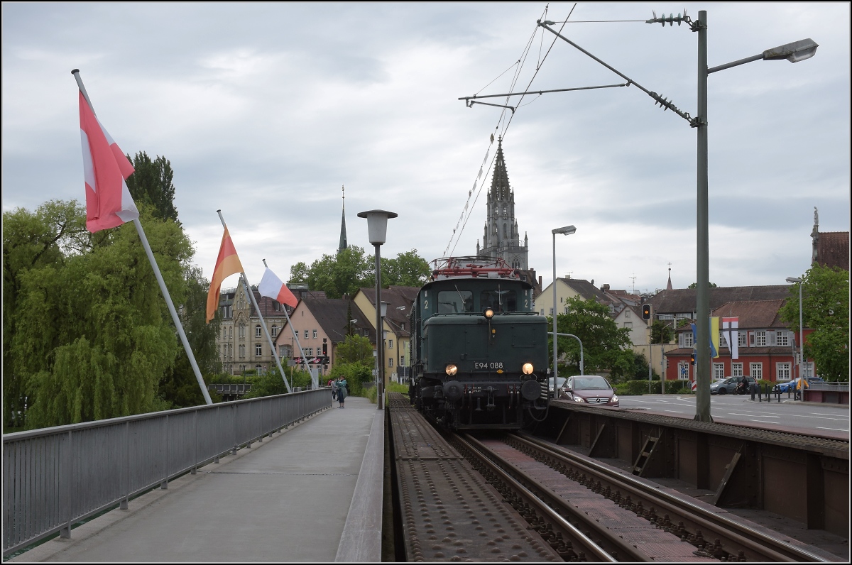Krokodilalarm am See.

Rückfahrt 194 088 auf der Konstanzer Rheinbrücke. Mai 2022. 
