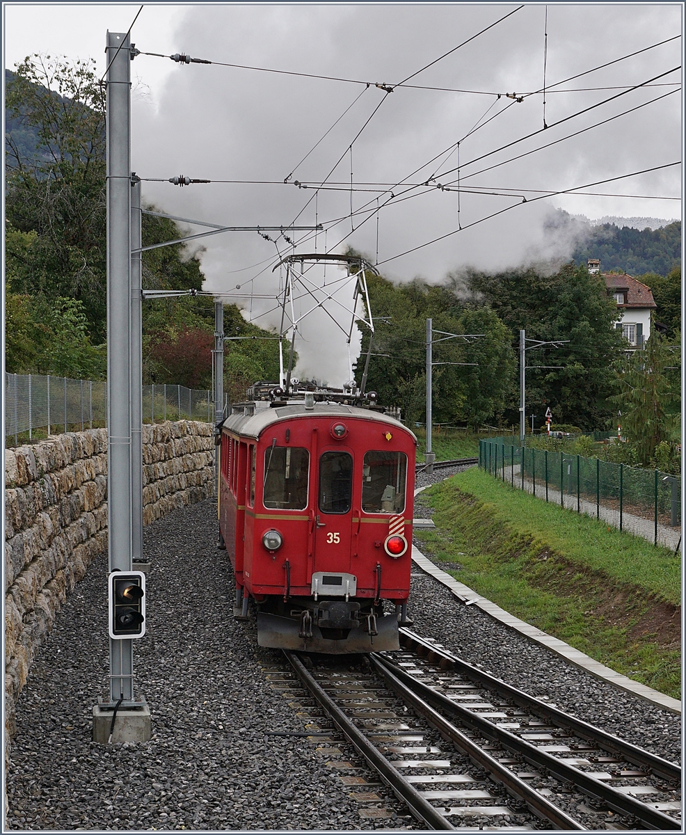 Kurz darauf erschien dann auch schon der Blonay-Chamby  Riviera Belle Epoque  Zug mit der G 3/3 N° 5 und dem schiebenden RhB ABe 4/4 35, der ohne Halt in St-Légier Gare durch fuhr. 

27. September 2020