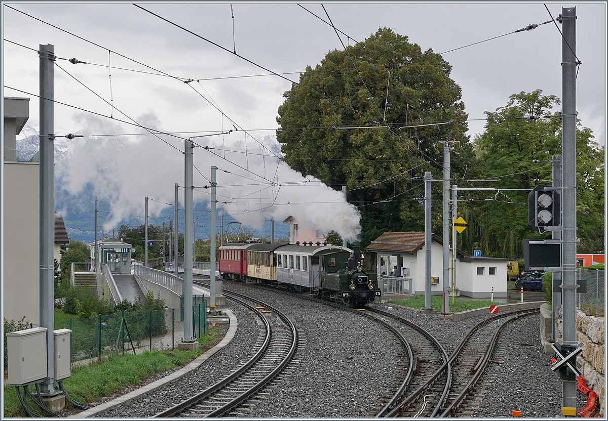 Kurz darauf erschien dann auch schon der Blonay-Chamby  Riviera Belle Epoque  Zug mit der G 3/3 N° 5 und dem schiebenden RhB ABe 4/4 35, der ohne Halt in St-Légier Gare durch fuhr.

27. September 2020