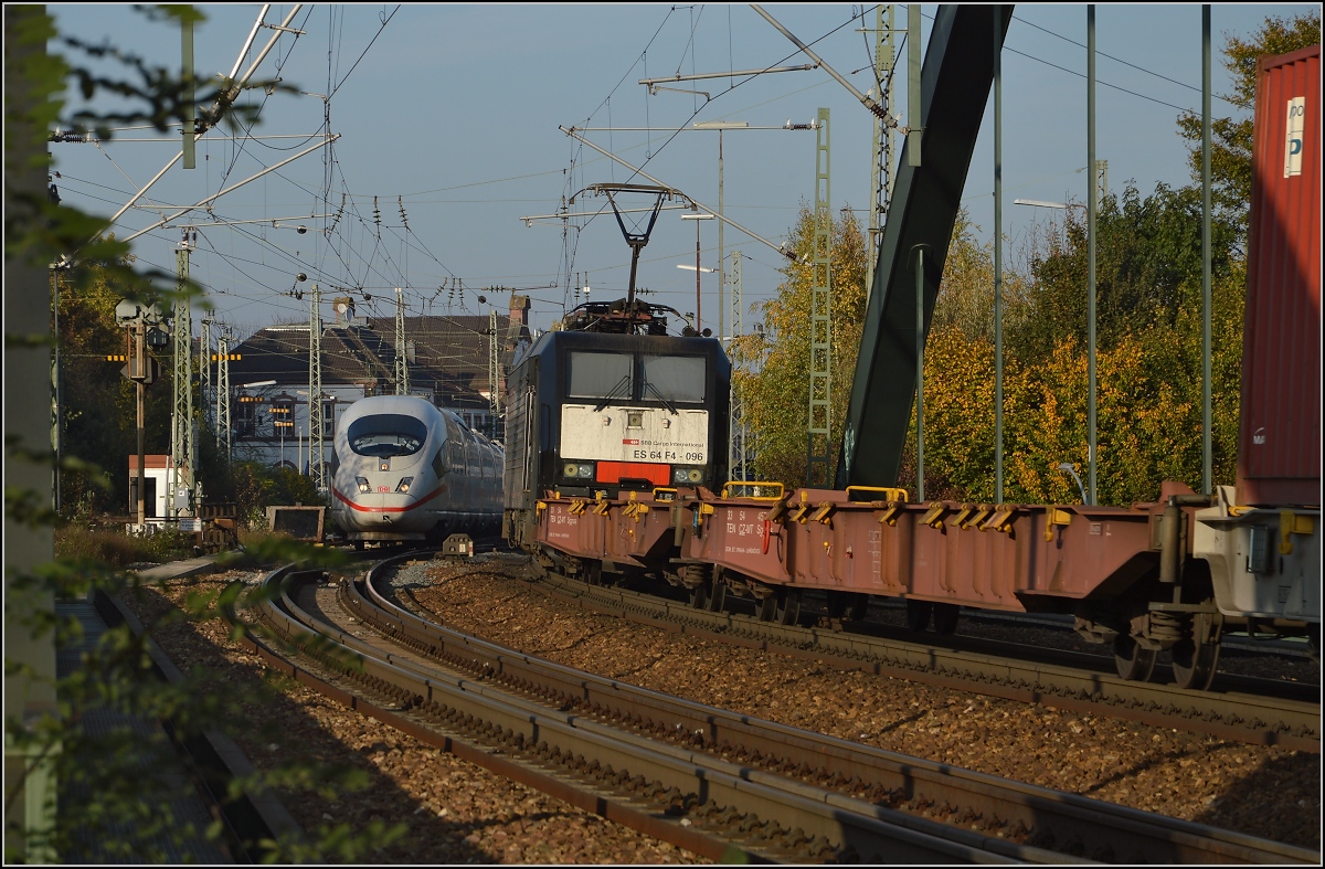Kurz darauf eine Zugbegegnung von 189 996 mit dem ICE 3 Tz 337  Stuttgart . Bei der Murgbrücke in Rastatt, November 2014.
