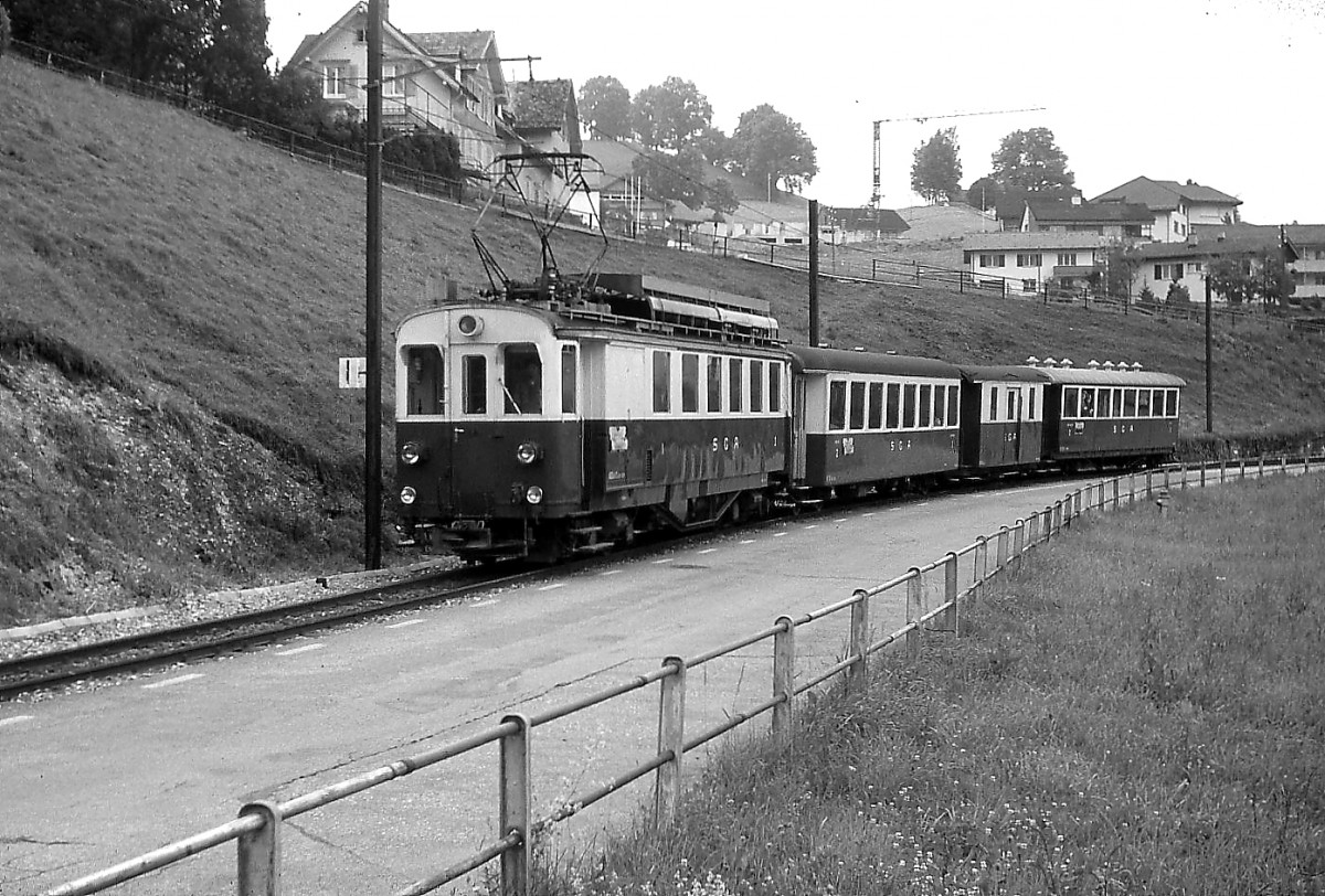 Kurz hinter der Haltestelle Zweibrücken ist ABDeh 4/4 1 im Frühjahr 1979 nach St. Gallen unterwegs