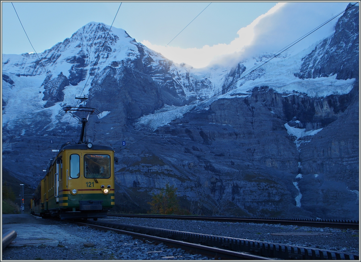 Kurz nach 10 Uhr versperren die m�chtigen Berge der Jungfrauregion der Sonne noch den Weg zur Station Wengeneralp. Ein WAB Zug mit dem schiebenden BDeh 4/4 wartet auf die Kreuzungsz�ge.
9. Okt. 2014