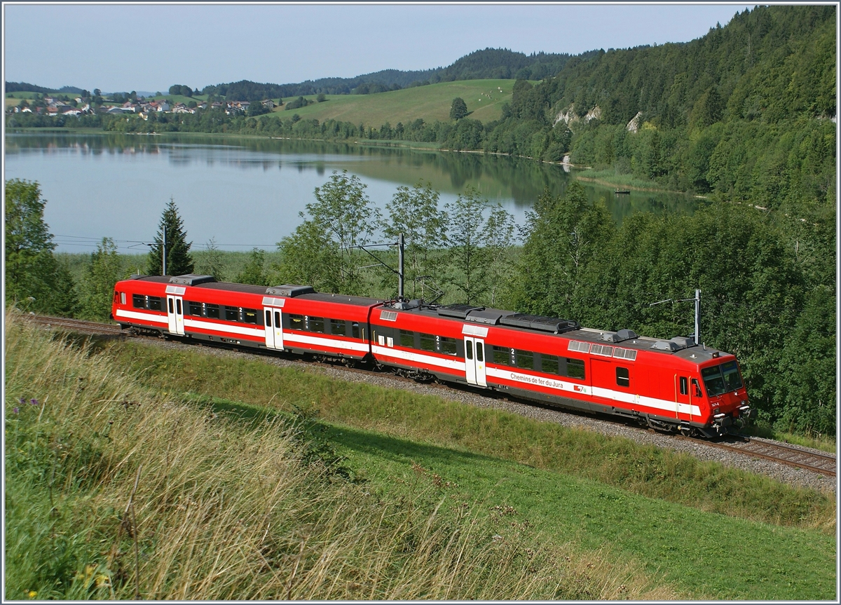Kurz nach Le Pont, fährt der CJ RBDe 560 141-4  La Vouivre  (ex SBB RBDe 560 002-8  Sempach Neuenkirch ) als Regionalzug 4216 in Richtung Vallorbe.
Im Hintergrund ist der Lac Brenet zu sehen. 
 
16. August 2009