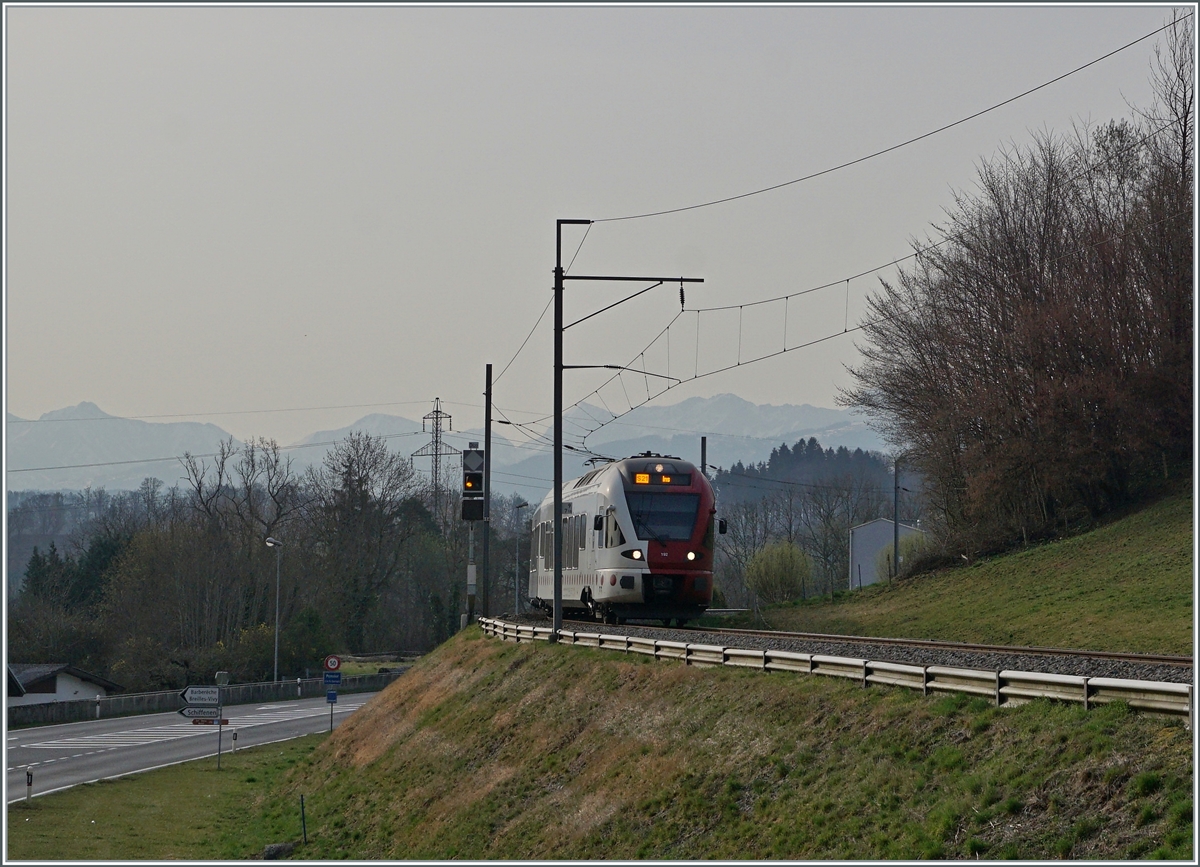 Kurz nach Pensier ist der TPF RABe 527 192 auf dem Weg nach Ins. 

29. März 2022