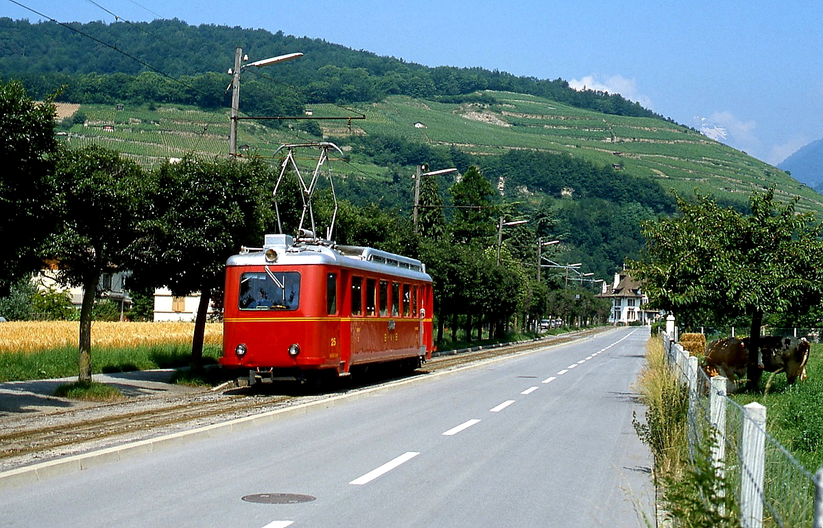 Kurz vor dem Bahnhof Bex ist BDeh 2/4 25 der BVB (Chemins de fer Bex-Villars-Bretaye, seit 1999 Transports Public du Chablais/TPC) im Juli 1983 unterwegs, das einzige Mal, dass ich einen Zahnradtriebwagen auf dem Talabschnitt angetroffen habe