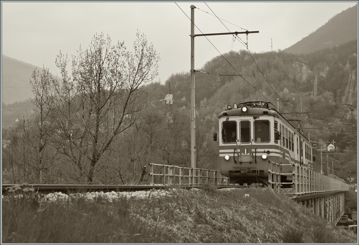 Kurz vor Domodossola fährt der SSIF ABe 6/6 35  Verbano  als Regionalzug 750 über die Toce Brücke.
3. April 2014