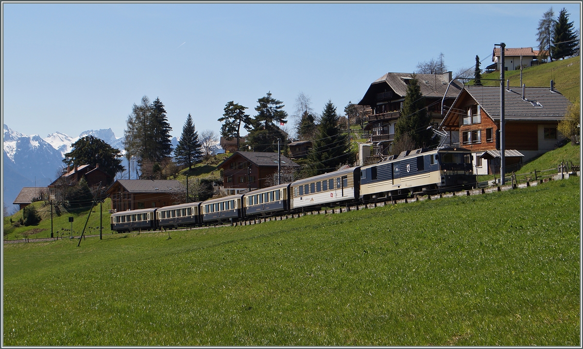 Kurz vor Les Avants ist diese GDe 4/4 der MOB mit ihrem Goldenpass Classic 3126 unterwegs. 
13. April 2015
