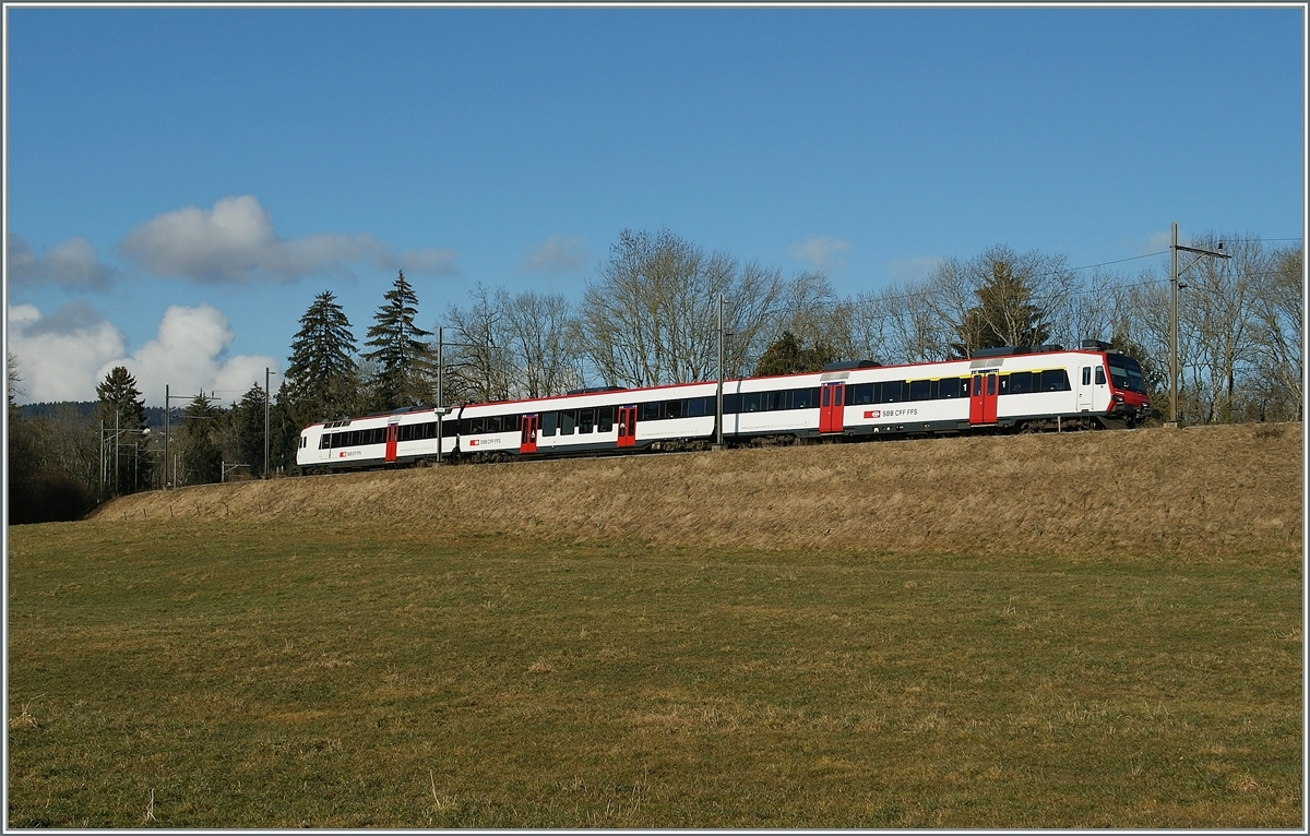 Kurz vor Palézieux Village ist dieser  Domino -Zug auf der Strecke von Payerne nach Lausanne unterwegs.
12. Feb. 2014