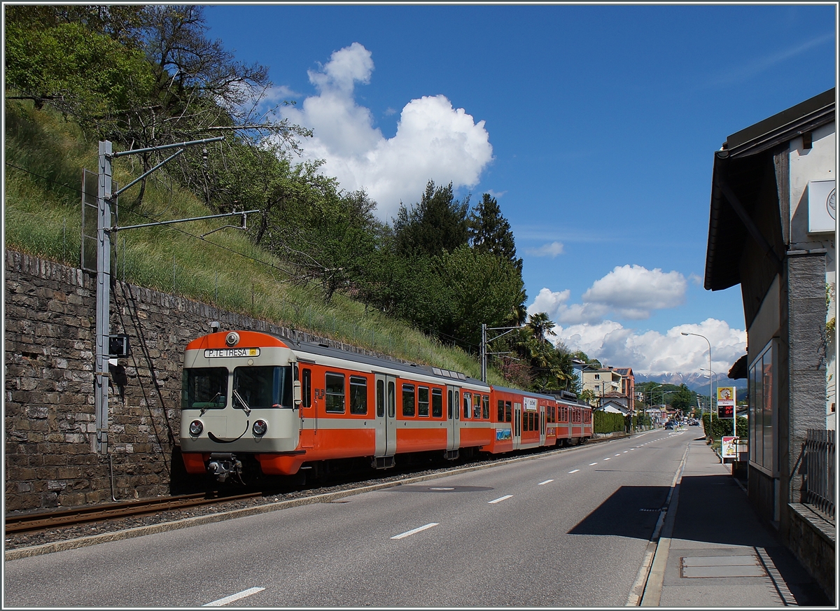 Kurz vor Ponte Tresa wechselt die Bahn von der Seeseite auf die Bergseie der Strasse.
30. April 2015
