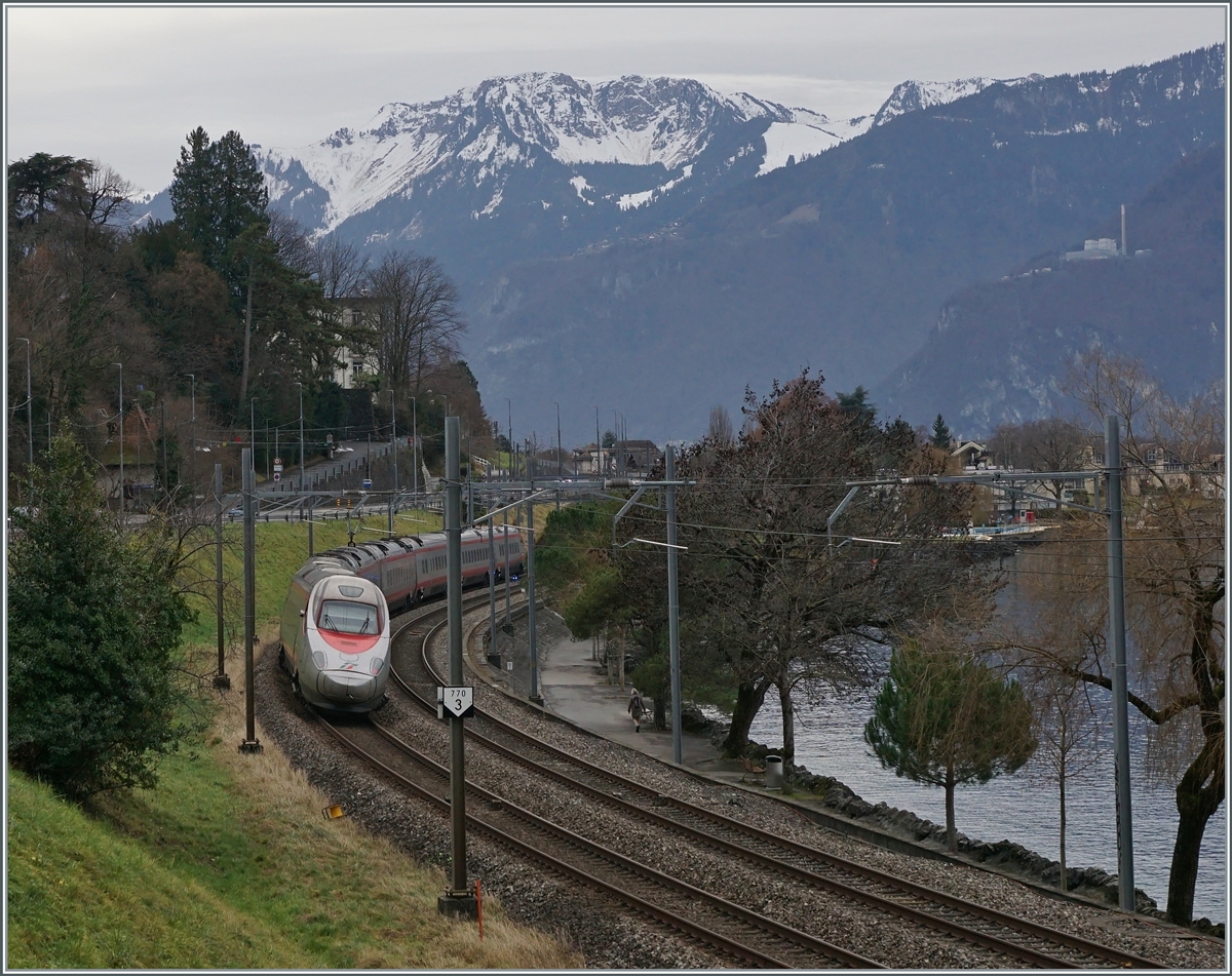 Kurz vor Villeneuve ist ein FS Trenitalia ETR 610 als EC auf der Fahrt in Richtung Milano.

3. Jan. 2023