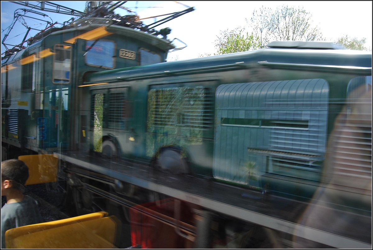Kurzer Moment der Vergangenheit, da staunen die Fahrg�ste im GTW. Gesehen zwischen Kreuzlingen und Romanshorn. April 2008.
