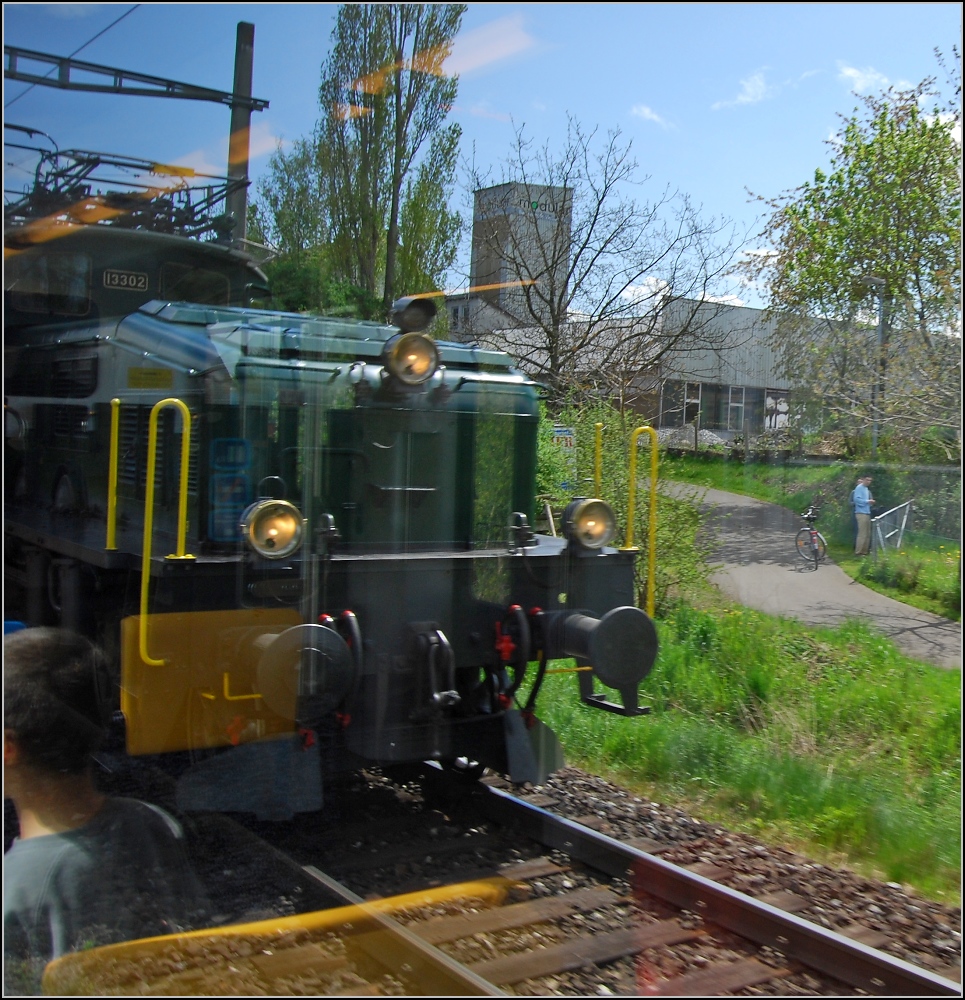 Kurzer Moment der Vergangenheit, da staunen die Fahrg�ste im GTW. Gesehen zwischen Kreuzlingen und Romanshorn. April 2008.