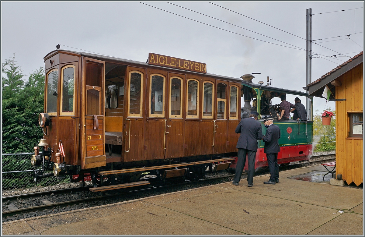  LA DER 2020 du Blonay-Chamby  / Saison Abschluss der Blonay-Chamby Bahn: Mit einem verst�rkten Fahrplan und viel Dampf wird vor dem  Winterschlaf  nochmals viel Betrieb gemacht. Im Bild ein wahres Bijou welches die G 2/2 N� 4  Rimini  von Chaulin nach Chamby schob: Der Aigle - Leysin CF2 N� 21 (Baujahr 1900 / SIG). Dieser Zug pendelte einige Male zwischen Chaulin und Chamby hin und her, um Museumsbesucher, welche mit der MOB an- oder abreisten, einen guten Anschluss zu bieten.

24. Okt. 2020