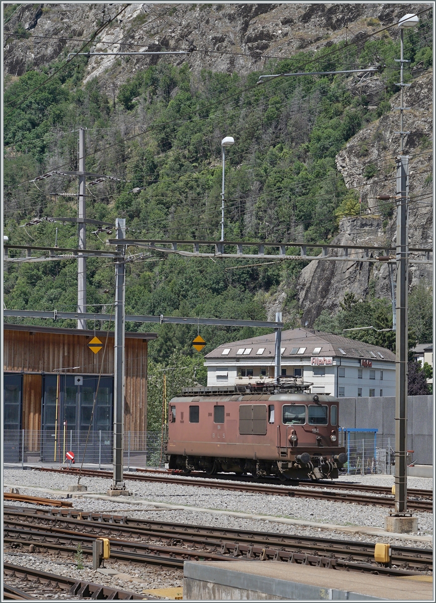 Langsam werden sie beängstigend selten, die BLS Re 4/4, so dass ich selbst die abgebügelte Re 4/4 184 in Brig fotografierte (die ich jedoch Morgen auf der Rangierfahrt beobachtet hatte). 

25. Juni 2022