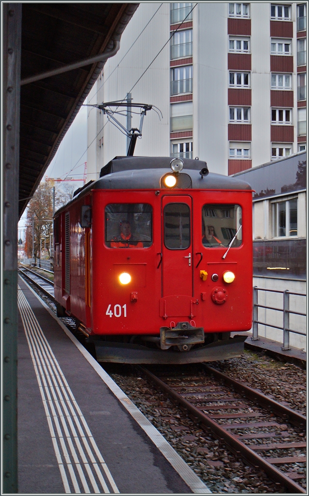  Last Mile  - das Neuste vom Neuen und doch ein alter Hut, wie die RhB Gem 4/4 und die englische Class 73  beweisen. Doch auch die CJ hat eine  Last Mile  Lok: die Gem 4/4, 401, die hier zum Fotografieren recht ungeschickt im Bahnhof von La Chaux de Fonds steht.
17. Nov. 2014