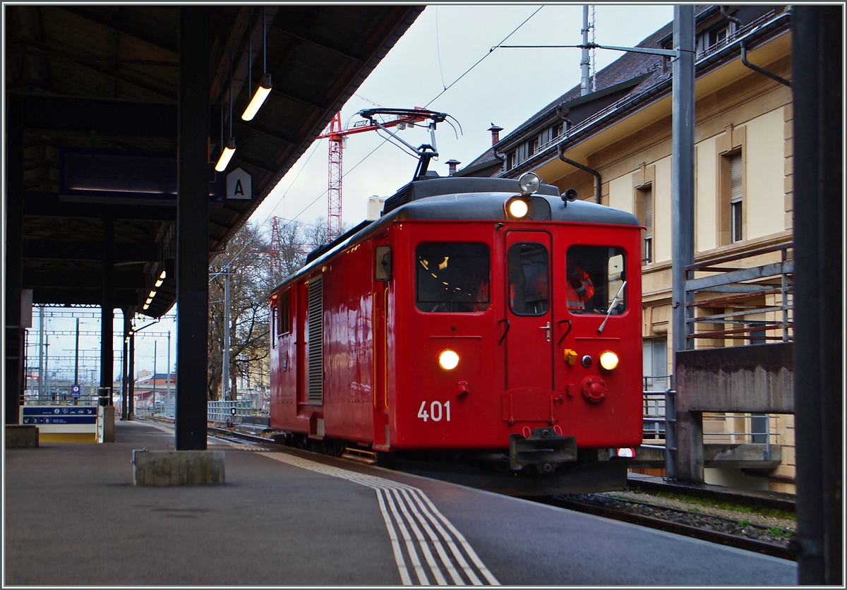  Last Mile  - das Neuste vom Neuen und doch ein alter Hut, wie die RhB Gem 4/4 und die englische Class 73  beweisen. Doch auch die CJ hat eine  Last Mile  Lok: die Gem 4/4, 401, die hier zum Fotografieren recht ungeschickt im Bahnhof von La Chaux de Fonds steht.
17. Nov. 2014