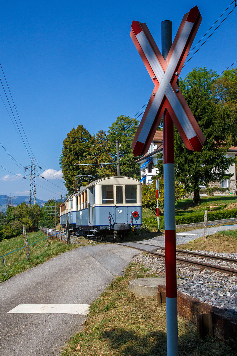  Le Chablais en fête  bei der Blonay Chamby Bahn. Die Eröffnung des ersten Teilstückes der Bex - Villars vor 125 Jahren, sowie die vor 80 Jahren erfolgte Fusion einiger Strecken im Chablais war der Anlass zum diesjährigen Herbstfestivals  Le Chablais en fête  bei der Blonay-Chamby Bahn. Als besondere Attraktion zeigt sich der ASD BCFe 4/4 N° 1  TransOrmonan  der ASD mit seinem C² 35 als Gastfahrzeug. Das Bild zeigt den 1913 gebauten und 1941 umgebauten BCFe 4/4 N° 1 auf der Fahrt von Museumsbahnhof nach Blonay bei Chaulin.

Durch meinen etwas anderen Standort als Stefan, konnte ich noch diesen Nachschuss machen. 

(09: September 2023)
