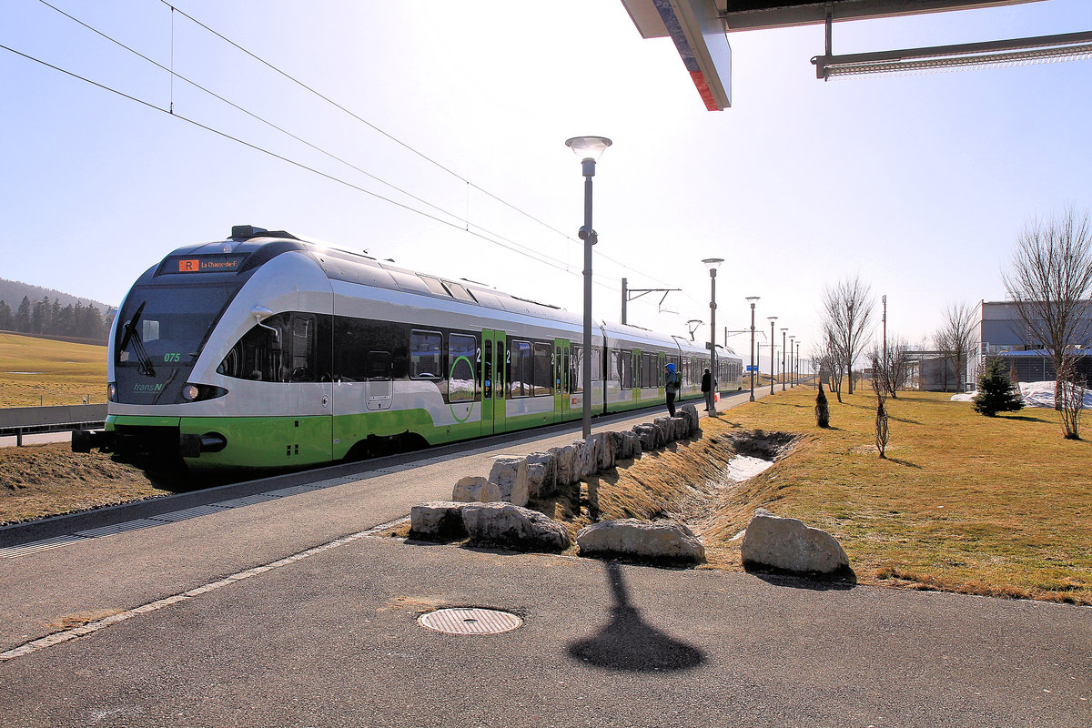 Le Crêt-du-Locle: Ankunft des Flirt 523 075 im niedlichen Bahnhofsbereich. Im Hintergrund geht es steil hinunter nach Le Locle. 25.Februar 2021  