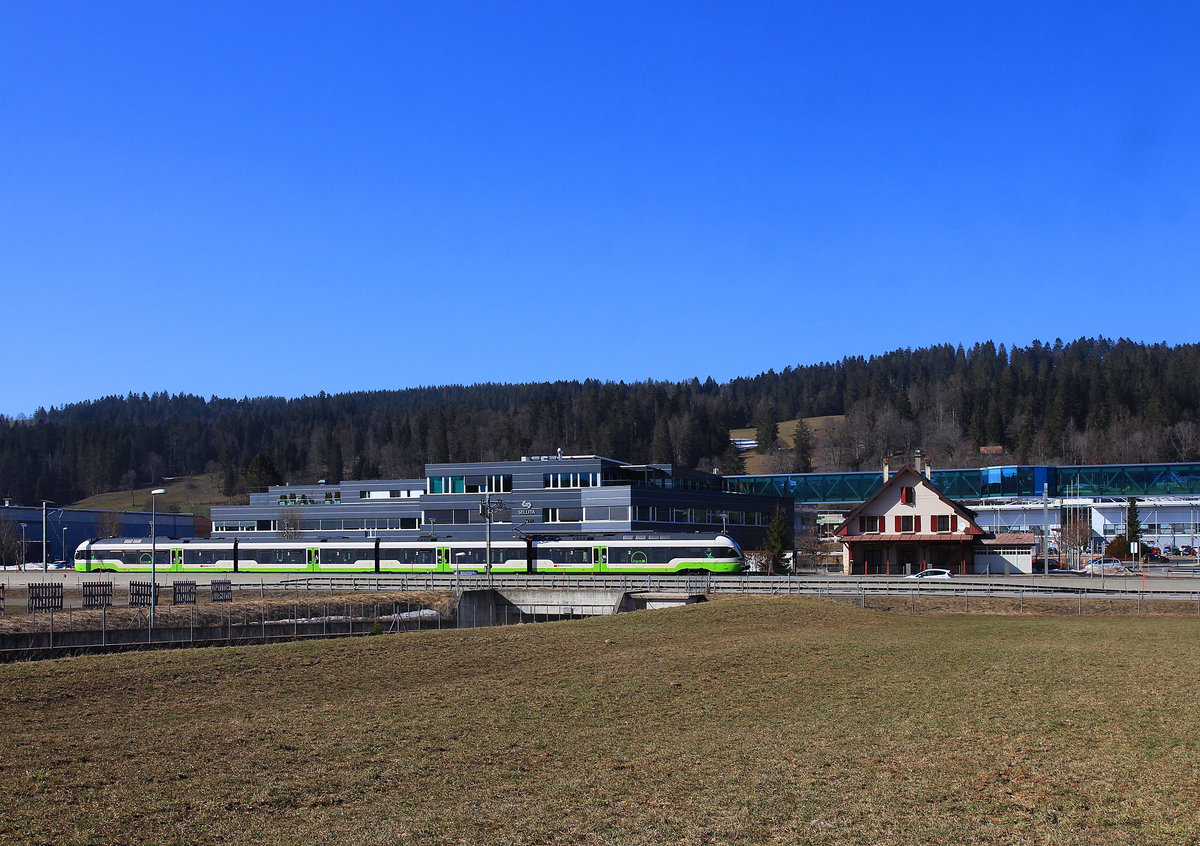 Le Crêt-du-Locle: TransN-Flirt 527 332 vor dem gediegenen Uhrwerk-Hersteller Sellita.  Es sind 7 Flirt-Züge bei der TransN im Einsatz, 527 331 (2007), 527 332 und 333 (2009), und mit SBB-Numerierung die 523 074 bis 077 (2017). 25.Februar 2021
