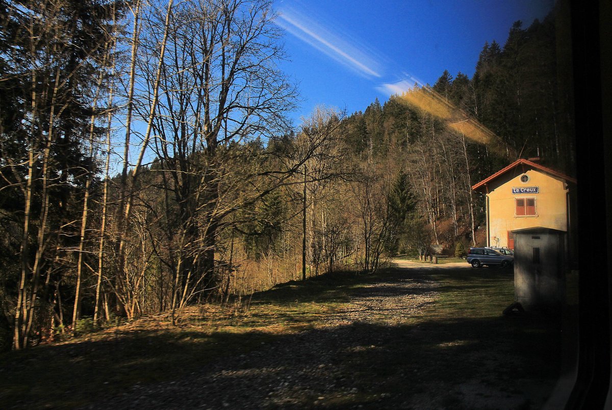 Le Creux: An diesen obersten Flecken im Berner Jura zu gelangen ist fast unmöglich, deshalb dieses Bild aus dem Zug unmittelbar bevor dieser eintaucht in den Tunnel des Crosettes, der in den Kanton Neuchâtel und La Chaux-de-Fonds führt. Bei der Eröffnung der Strecke durch den Berner Jura 1874 mussten die Züge hier nach links weiterfahren bis an die Strecke Neuchâtel - La Chaux-de-Fonds, wo dann in Les Convers eine Spitzkehre nötig war. Erst die Eröffnung des Tunnel des Crosettes 1888 ermöglichte eine Direktfahrt nach La Chaux-de-Fonds. Die Anlagen in Le Creux blieben aber noch lange erhalten. 23.April 2021 