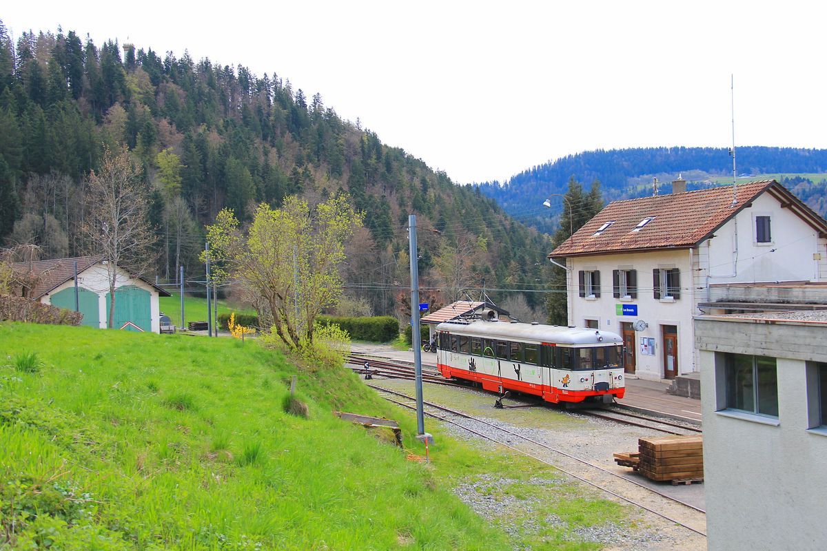 Le Locle - Les Brenets : Im Bahnhof Les Brenets, Triebwagen 5. 21.April 2016. 
