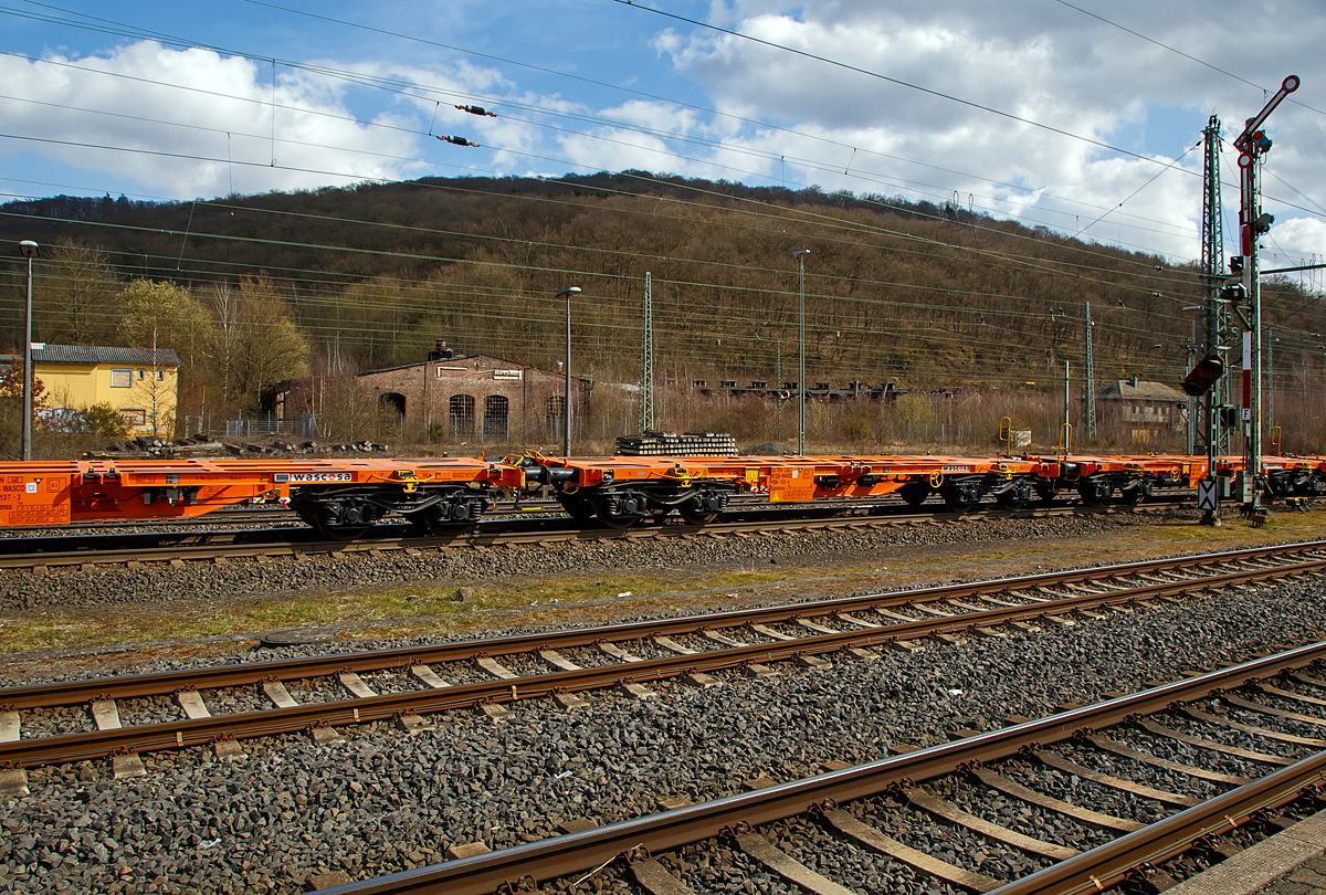 Leerer und neuer 4-achsiger Drehgestell - 40‘ Containertragwagen, für den Transport von intermodalen Ladeeinheiten, 33 85 4594 132-4 CH-WASCO, der Gattung Sgmmnss 738 der WASCOSA AG (eingestellt in Bulgarien) am 26.03.2021 im Zugverband bei der Durchfahrt in Dillenburg.

TECHNISCHE DATEN:
Spurweite: 1.435 mm
Länge über Puffer: 14.120 mm
Drehzapfenabstand: 9.080 mm
Achsabstand im Drehgestellen: 1.800 mm
Laufraddurchmesser: 920 mm (neu) / 860 mm (abgenutzt)
Eigengewicht: 16,05 t  +/- 3%
Max. Zuladung bei Lastgrenze S: 73,9 t (ab Streckenklasse D)
Max. Zuladung bei Lastgrenze SS: 63,9 t (ab Streckenklasse C)
Max. Geschwindigkeit: 100 km/h (S) / 120 km/h (SS) 
Kleinster befahrbarer Gleisbogen: R 75 m
Ladelänge: 12.880 mm
Höhe der Ladeebene über S.O.: 1.155 mm
Bremse: KE-GP-A
Bremssohle: Jurid 816M
Feststellbremse: Ja 
Intern. Verwendungsfähigkeit: TEN GE
