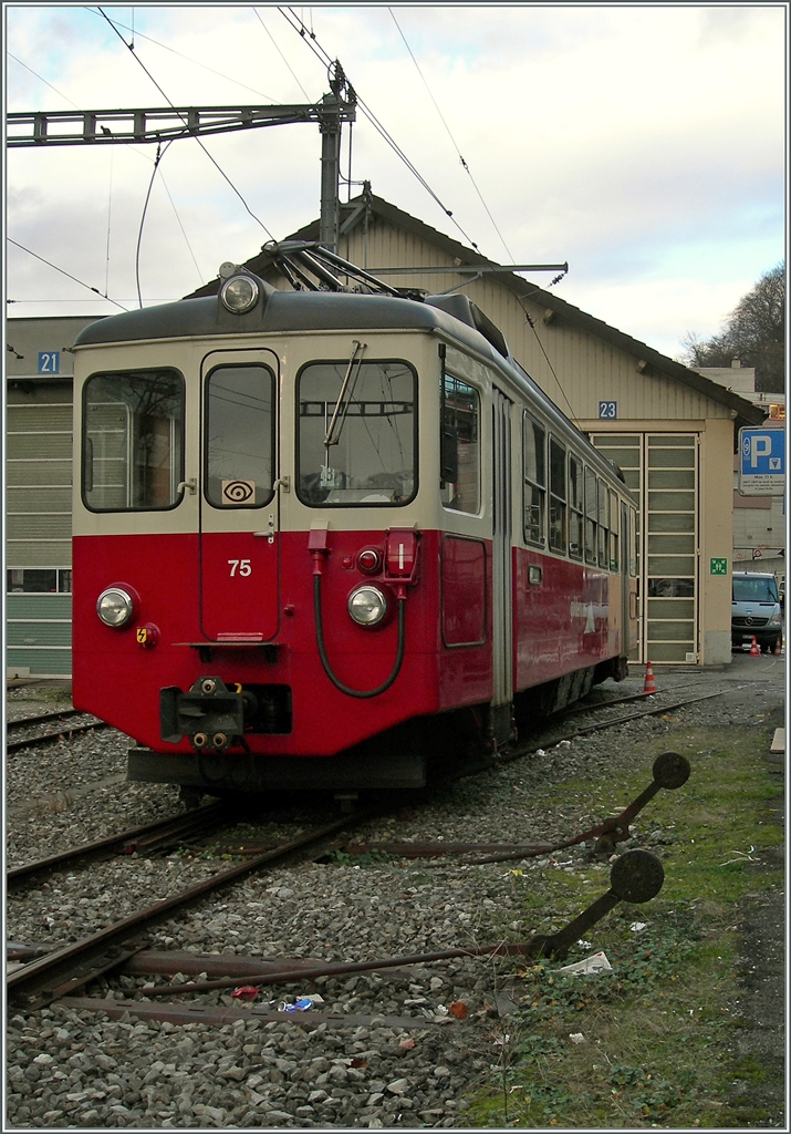 Leider kollidierte mitte Dezember ausgerechnte der jüngste und erst vor wenigen Jahren aufwändig revidierte BDeh 2/4 75 in Vevey mit einem vortrittsunberechtigen LKW. Seither steht der BDEh 2/4 75 in Vevey. 
10. Feb. 2016