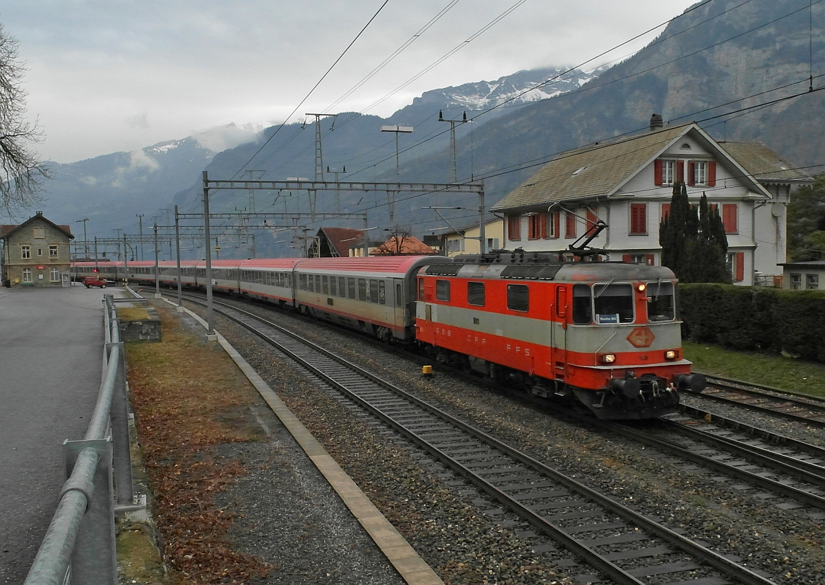 Leider mit dem Wetter kein Gl�ck gehabt, daf�r aber mit der Lok dieses EuroCity. Die Re 4/4 II 11109 mit Swiss-Express-Lackierung zieht am 16.03.2014 den von Z�rich nach Graz fahrenden EC 163 'TRANSALPIN' durch den am Walensee liegenden Bahnhof von M�hlehorn.
