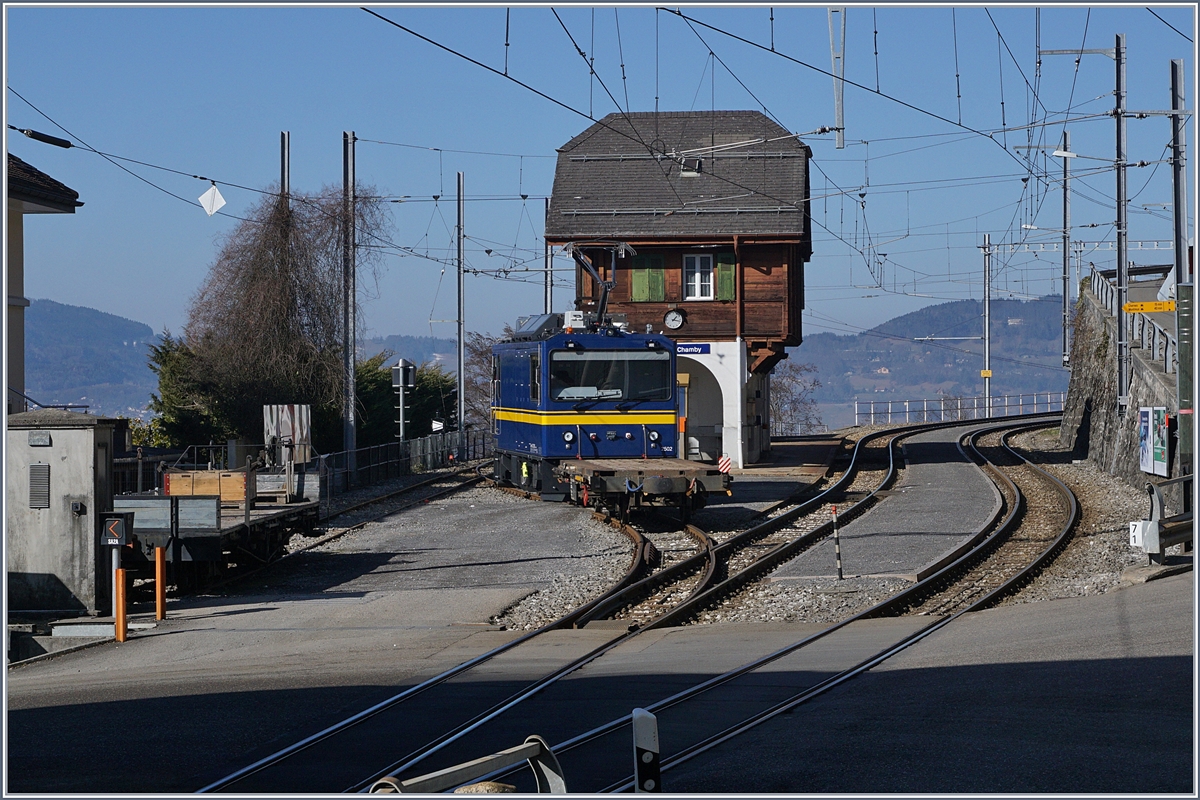 Leider nur als Nachschuss erwischt: der MOB Gem 2/2 2502 verlässt in Chamby die Strecke nach Les Avants und wird auf abzweigende Strecke nach Blonay geleitet. Ziel war wohl die Museumsbahn, denn in Blonay habe ich die Gem 2/2 anschliessend nich gesehen.
15. Feb. 2017