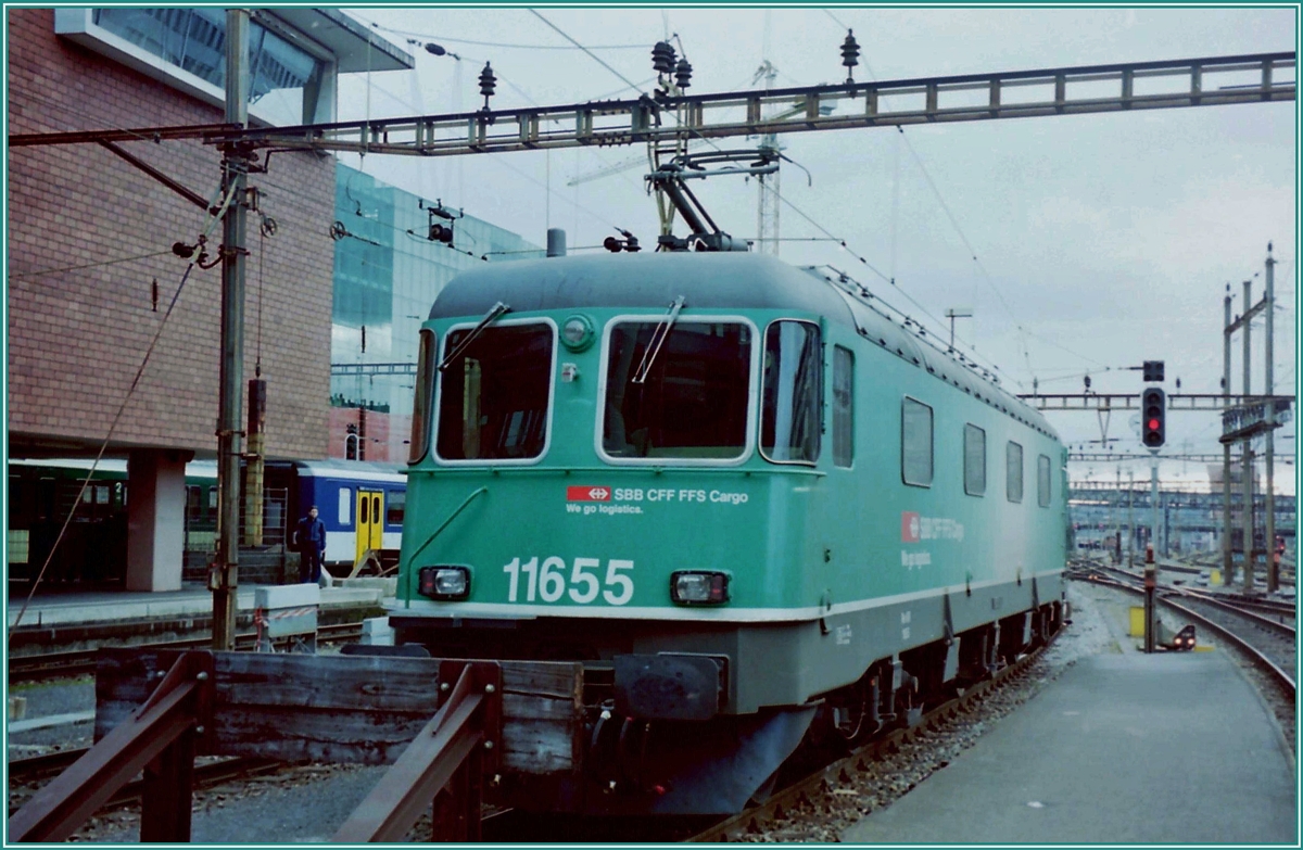 Leider nur als qualitativ  verbesserungswürdiges Analogbild habe ich dieses Foto der SBB Re 6/6 11655 in eine SBB Cargo-Anstrich, der sich (leider) nicht durchsetzte.
Basel im Februar 2000
