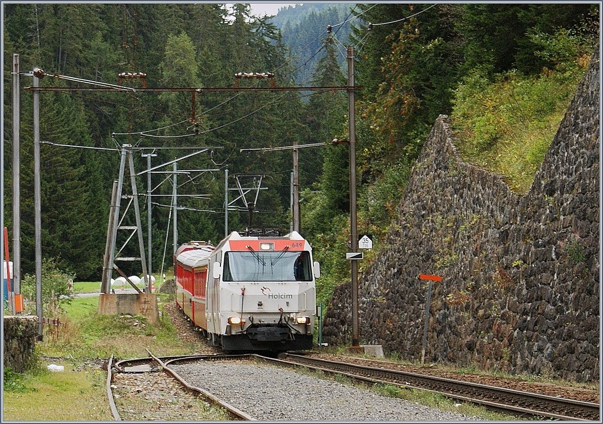 Leider nur in relativ schlechter Qualität ist hier der Zustand von Davos Monstein im Herbsat 2009 zu sehen: die Ge 4/4 III erreicht mit einem Regionalzug nach Filisur den Bahnhof Davos Monstein.
19. Sept. 2009