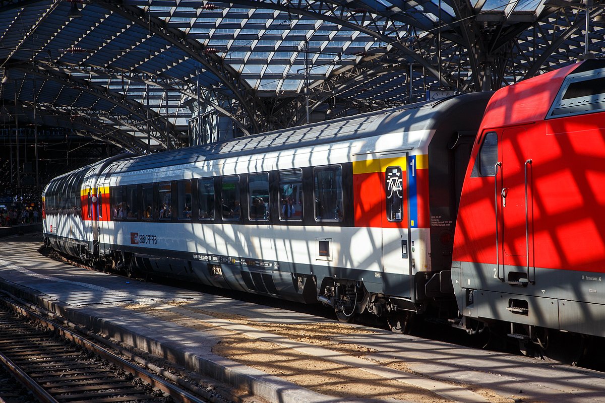 Licht und Schatten unter der bzw. durch Bahnsteig�berdachung vom Hbf K�ln....
SBB 1.Klasse Reisezugwagen (EC-Wagen) Apm 61 85 10-90 255-3 CH-SBB am 12.08.2022 im Hbf K�ln eingereiht in einen EC.

Die EuroCity-Wagen (Apm EC und Bpm EC) der SBB sind zwar nach �hnlichen Prinzipien aufgebaut worden, werden aber in der Schweiz nicht als Einheitswagen bezeichnet. Konstruktiv zur gleichen Gruppe geh�ren die Bt IC, die mit den EW IV eingesetzt werden und lediglich eine Einspannungsausr�stung (f�r 1000 V, 16,7 Hz) aufweisen. 1989–1995 stellten die SBB eine weitere Gro�raumwagen Serie f�r den EuroCity-Verkehr in den Dienst, die auf den 1980 abgelieferten Bpm RIC und dem EW IV aufbaute. F�r beide Wagenklassen wurde der gleiche Wagenkasten mit zehn Fenstern zwischen den Schwenkschiebet�ren an den Wagenenden benutzt. Das Dach war von der gleichen Bauart wie beim franz�sischen Corailwagen, die L�ngssicken waren aber schon bei den Einheitswagen I bis IV vorhanden. Die Sch�rzen wurden tiefer gezogen als beim EW IV, so wie es f�r den EW V vorgesehen war. In den Abmessungen entsprechen die Wagen dem UIC-Z1-Standard. Die Farbgebung in zwei Graut�nen mit hellem Streifen dazwischen wurde zuvor bereits f�r die zu zweiklassigen EuroCity-Z�gen umgebauten TEE-Z�ge (RABe) angewendet. Der helle Streifen des Eurofima-Anstrichschemas wurde beibehalten. Der Bereich �ber dem wei�en Begleitstreifen war nun in Umbragrau gehalten, darunter im helleren Verkehrsgrau A (RAL 7042). Die 60 Sitzpl�tze der ersten und 78 der zweiten Klasse sind durchgehend in Vis-�-vis-Anordnung gehalten. Diese Wagen sind voll RIC-f�hig und f�r eine H�chstgeschwindigkeit von 200 km/h zugelassen. Insgesamt wurden 70 Apm und 155 Bpm geliefert.

TECHNISCHE DATEN:
Spurweite: 1.435 mm
Anzahl der Achsen: 4 in 2 Drehgestellen
L�nge �ber Puffer: 26.400 mm
Drehzapfenabstand: 19.000 mm
Eigengewicht: 45 t
H�chstgeschwindigkeit: 200 km/h
Sitzpl�tze: 60 (in der 1. Klasse)
Toiletten: 1
Bremse: O-PR-Mg