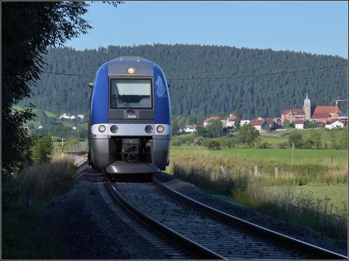 Ligne des Horlogers.

Der nach langer Vollsperrung mittlerweile sauber wiederhergestellte Streckenteil entlang des Doubs. Hier mit Zug X 76667/68 und Blick in Richtung Montlebon und Morteau. Pont de Roche, Juni 2022.
